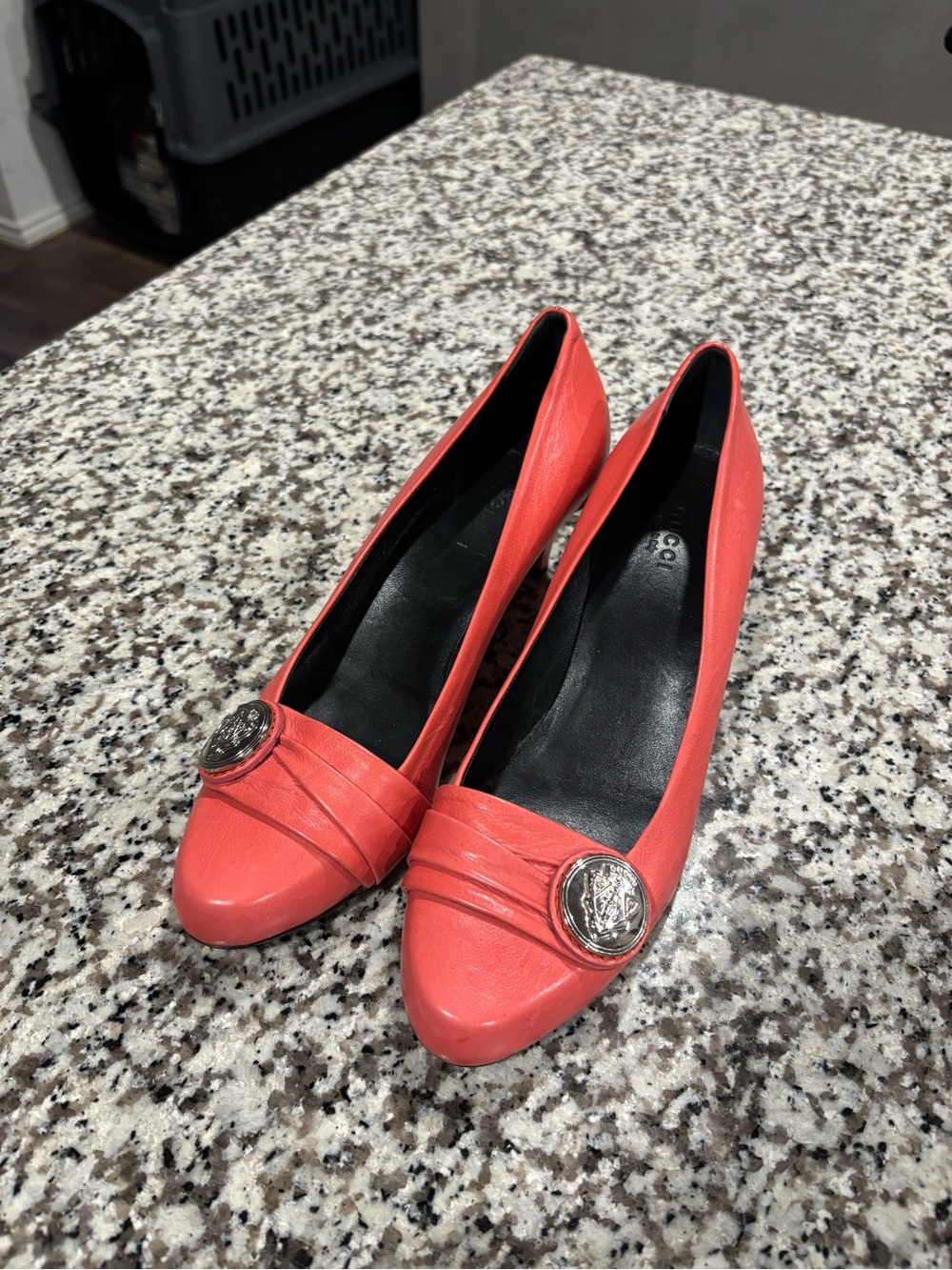 Gucci Crest Leather Mid-Heel Pumps | Coral/Pink | 38 (7.5-8)